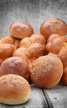 Tahta tabakta taze ekmek