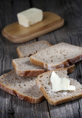 Tahtadaki lezzetli taze ekmek. 