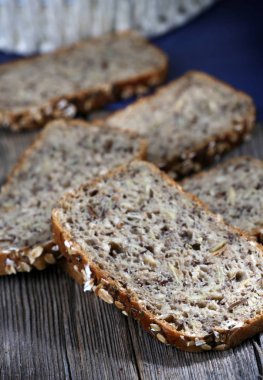 Tahtadaki lezzetli taze ekmek. 