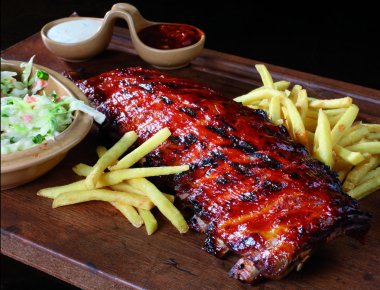 Salatalı domuz pirzolası.