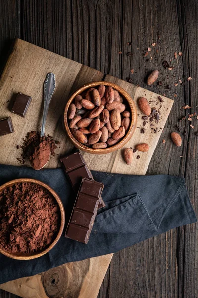 Snack saludable, superalimentos sin tostar granos de cacao en un tazón de madera — Foto de Stock