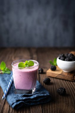 Tatlı süt içecek, fotokopi alanı ile bir bardak böğürtlen milkshake