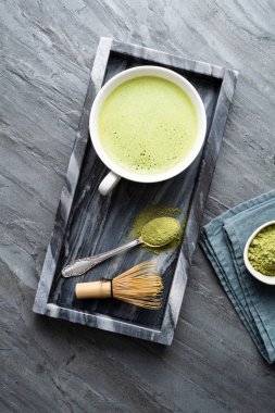 Bambu çırpMa teli ile süslenmiş taze köpüklü Matcha yeşil çay bir fincan