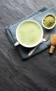 Bambu çırpMa teli ile süslenmiş taze köpüklü Matcha yeşil çay bir fincan