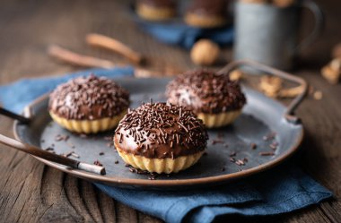 Ceviz dolgulu tatlı Linzer çerez bardak, çikolata ile tepesinde