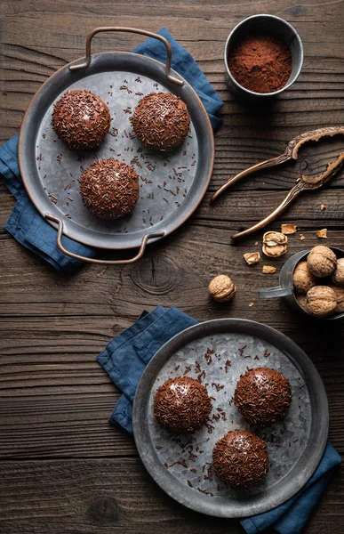 Dulce Linzer tazas de galletas con relleno de nuez, cubierto con chocolate — Foto de Stock