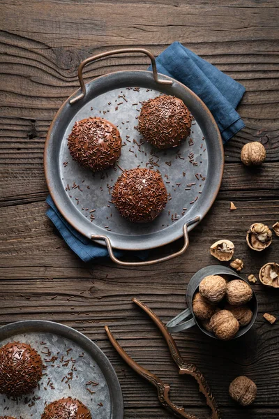 Dulce Linzer tazas de galletas con relleno de nuez, cubierto con chocolate — Foto de Stock