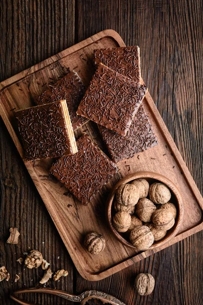 Oblea dulce casera llena de relleno de toffee de nuez y cubierta con glaseado de chocolate — Foto de Stock