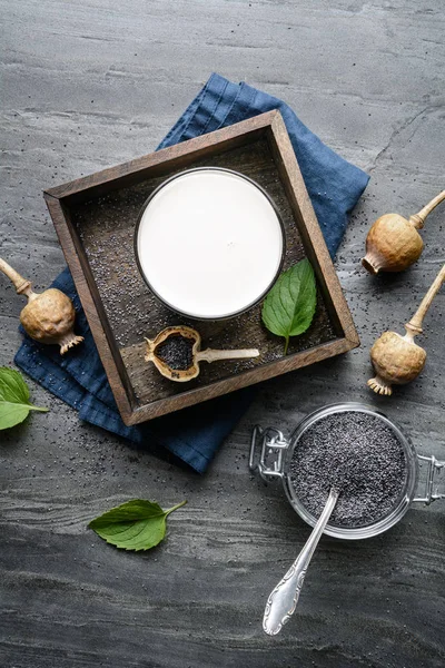 Gesunde Mohnmilch, milchfrei und kalziumreiches veganes Getränk — Stockfoto