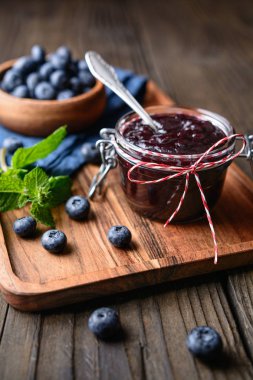 Taze çilek ile servis cam bir kavanozda Sağlıklı yaban mersini reçeli