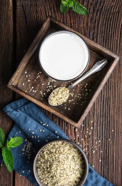 Taze yapılan süt ücretsiz kenevir tohumu süt bir şişe veganlar için, nane ile dekore