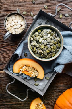 Seramik kasede kabak çekirdeği, kabak dilimleri ile süslenmiş