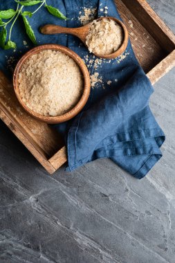 Diyet takviyesi, ahşap bir kase ve kopya alanı ile kepçe içinde güçlendirilmiş beslenme maya gevreği