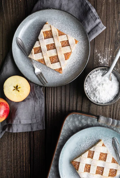 Tranches de tarte à la cannelle aux pommes avec dessus en treillis saupoudré de sucre en poudre — Photo