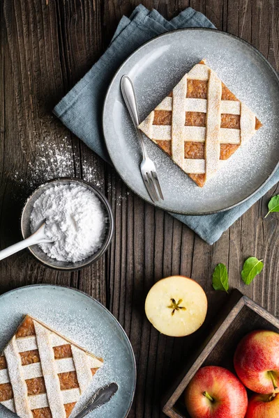 Tranches de tarte à la cannelle aux pommes avec dessus en treillis saupoudré de sucre en poudre — Photo