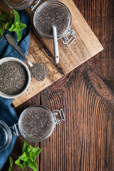 Lätt att smälta Chia Seed gel rik på kalcium och kostfiber i en glasburk med kopierings utrymme — Stockfoto
