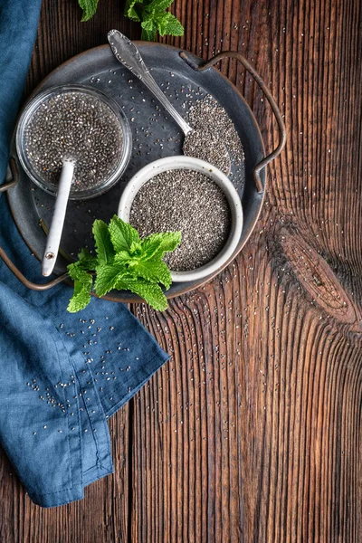 Leicht verdauliches Chia-Samen-Gel reich an Kalzium und Ballaststoffen in einem Glas mit Kopierraum — Stockfoto