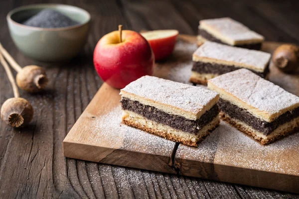 Delicious pie made from leavened dough with poppy seed and apple filling, sprinkled with powdered sugar — Stock Photo, Image