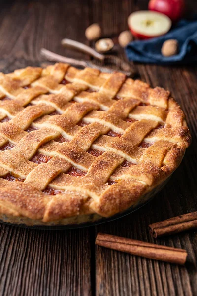 Dessert maison, tarte à la croûte de treillis à l'ancienne avec garniture aux pommes et noix râpées, saupoudrée de sucre granulé et de cannelle — Photo