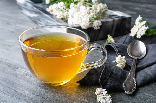 Chá de ervas medicinais feito de Yarrow, remédio para a cura de feridas — Fotografia de Stock