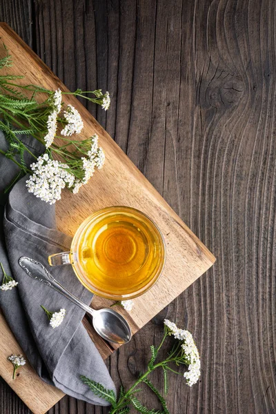 Chá de ervas medicinais feito de Yarrow, remédio para cicatrização de feridas com espaço de cópia — Fotografia de Stock