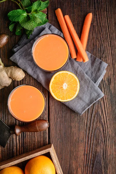 Иммунитет повышающий напиток на завтрак, свежеприготовленный питательный морковь, апельсиновый и имбирный сок — стоковое фото