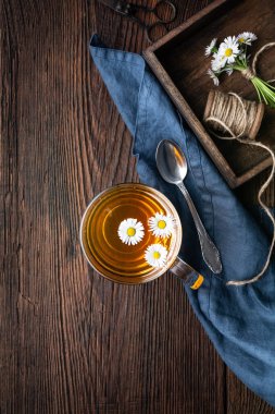 Bir fincan papatya çayı, solunum sağlığı için bitkisel ilaç.