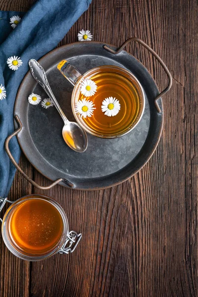 Växtbaserade läkemedel för respiratorisk hälsa, en kopp tusensköna te med honung — Stockfoto