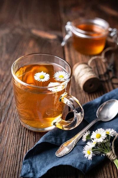 Växtbaserade läkemedel för respiratorisk hälsa, en kopp tusensköna te med honung — Stockfoto