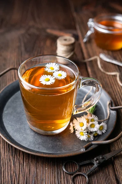 Medicina herbal para a saúde respiratória, uma xícara de chá de margarida com mel — Fotografia de Stock