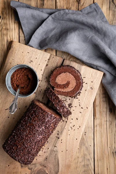 Chocolate Cake Roll Dengan Isian Kakao Diatapi Dengan Gletser Ganache — Stok Foto