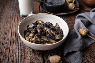 Klasik Slovakya yemekleri Sulance, içinde haşhaş tohumları olan tatlı patates köfteleri.