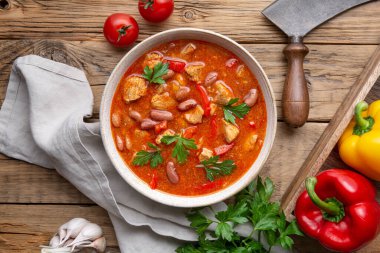 Domuz eti, domates ve dolmalık biberli baharatlı fasulye güveci.