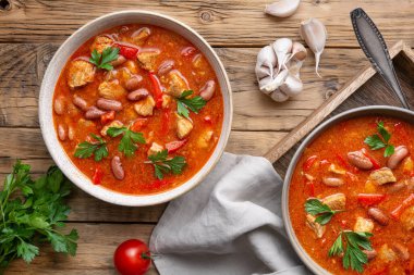 Domuz eti, domates ve dolmalık biberli baharatlı fasulye güveci.