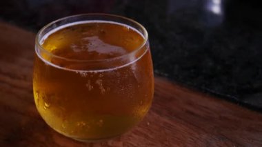 Şeffaf bir bardakta yükselen hava kabarcıkları ile Hafif bira. Yakın çekim