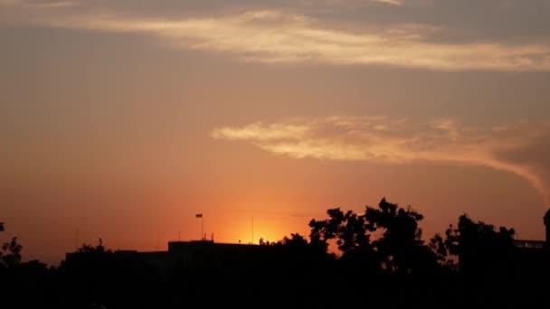 Beau Coucher Soleil Sur Des Silhouettes Toits Urbains Arbres Drapeau — Video