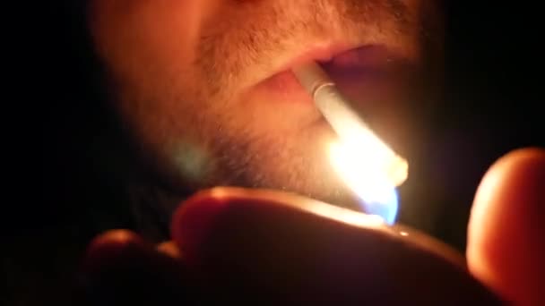Красивый Молодой Человек Зажигает Сигарету Зажигалкой Ночью Темноте Зависимость Стиль — стоковое видео