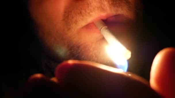 Beau Jeune Homme Allume Une Cigarette Avec Briquet Nuit Dans — Video