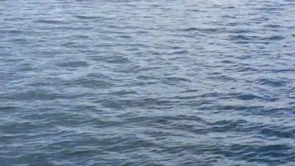 Ondes de surface d'eau provenant d'un lac, d'une mer, d'un océan ou d'une rivière pour la texture de fond. Des vagues d'eau bleue. Une surface de lac ondulant .