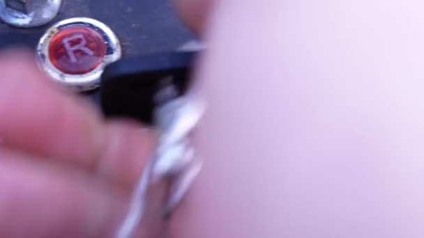 Je démarre un quad. Tourner une clé, appuyer sur le bouton, changer de vitesse, démarrer le moteur, tourner la roue et voilà. Gros plan 