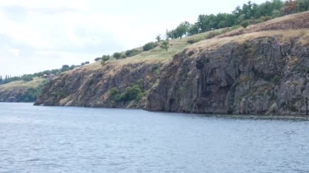 Vista Una Barca Galleggiante Vicino Colline Rocciose Estate — Video Stock