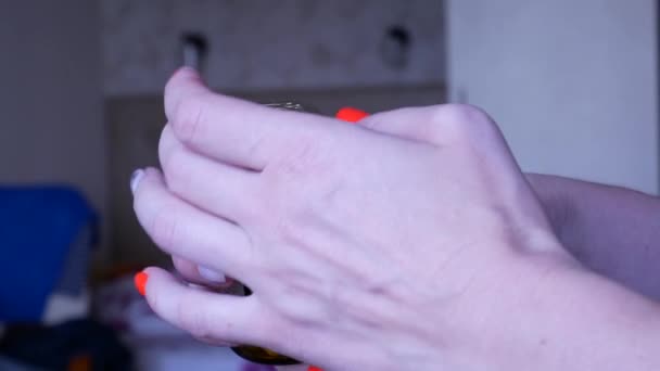 年轻女子用明亮的修甲过度服用药片在卧室自杀 抑郁的妇女通过服用致命剂量的药片自杀 手拿药物 — 图库视频影像