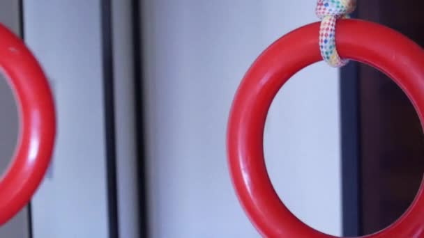 Wewnętrzna Siłownia Dla Dzieci Swinging Drewniane Gimnaczne Czerwone Pierścienie Kolorowymi — Wideo stockowe