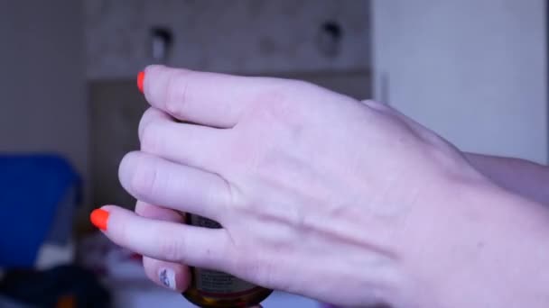 Jonge Vrouw Met Lichte Manicure Overdosis Pillen Zelfmoord Plegen Depressieve — Stockvideo