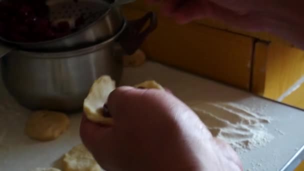 Homem Cozinhar Vareniki Comida Tradicional Ucraniana Sobremesa Saborosa Fazer Bolinhos — Vídeo de Stock