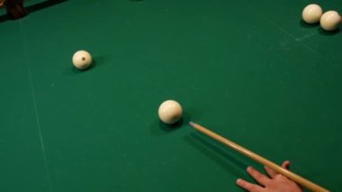 Rus bilardo oyunu. Top cebe girer. Beyaz bilardo topu cebe yuvarlanan. 