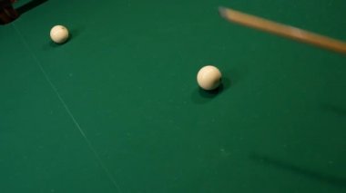 Rus bilardo oyunu. Top cebe girer. Beyaz bilardo topu cebe yuvarlanan. 