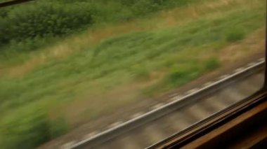 Yaz aylarında hareket halindeki bir trenden pencereden görüntüle