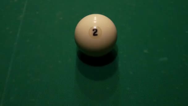Jeu de billard russe. Balle de billard numéro 2 sur une table 