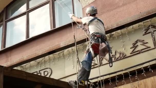 Ein Mann Spezialkleidung Und Helm Macht Sich Bereit Für Die — Stockvideo